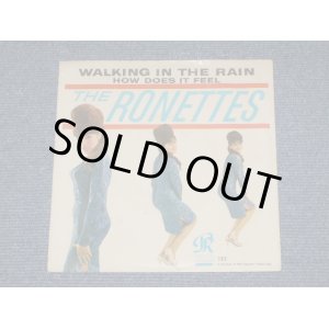 画像: THE RONETTES - WALKING IN THE RAIN ( Ex/Ex) /  1964 US ORIGINAL White Label Promo  7" SINGLEB With PICTURE SLEEVE