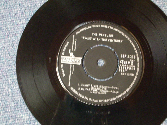 画像: THE VENTURES - TWIST WITH THE VENTURES / 1962 UK Original 7" EP With PICTURE SLEEVE 